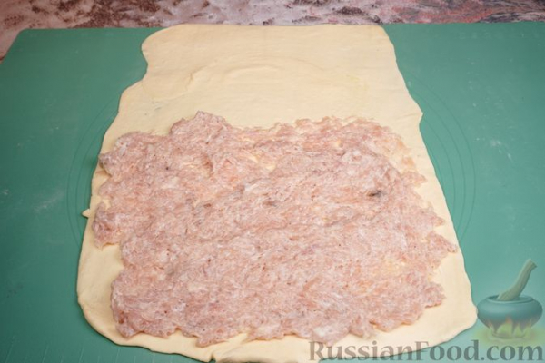 Закусочные слойки с фаршем и сыром