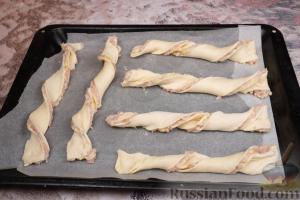 Закусочные слойки с фаршем и сыром
