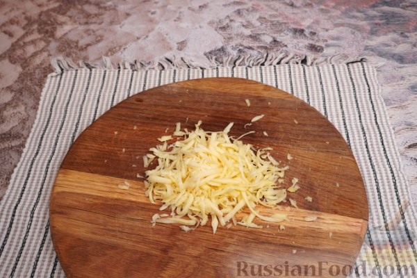 Закусочные слойки с фаршем и сыром