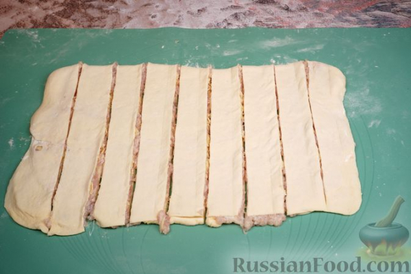 Закусочные слойки с фаршем и сыром