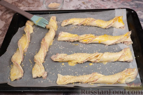 Закусочные слойки с фаршем и сыром