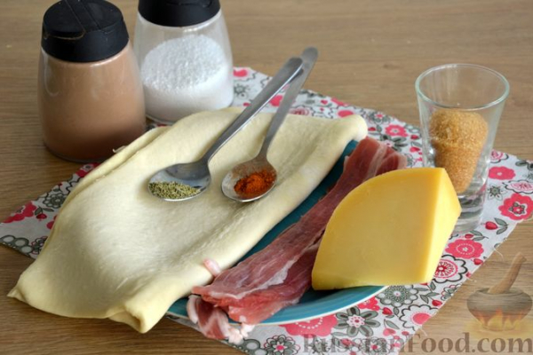 Хрустящие слоёные палочки-спиральки с беконом, сыром и пряностями