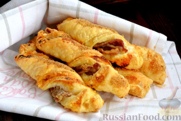 Хрустящие слоёные палочки-спиральки с беконом, сыром и пряностями