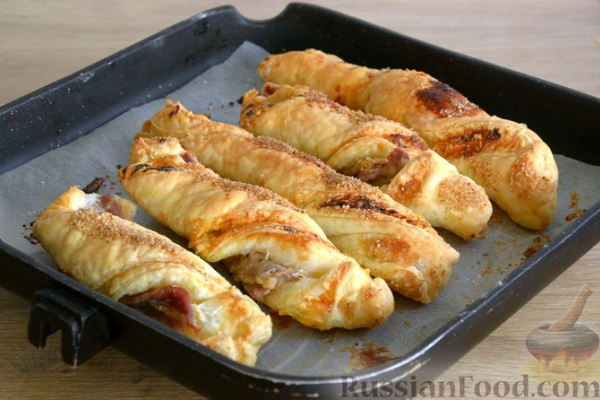Хрустящие слоёные палочки-спиральки с беконом, сыром и пряностями
