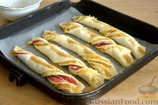Хрустящие слоёные палочки-спиральки с беконом, сыром и пряностями