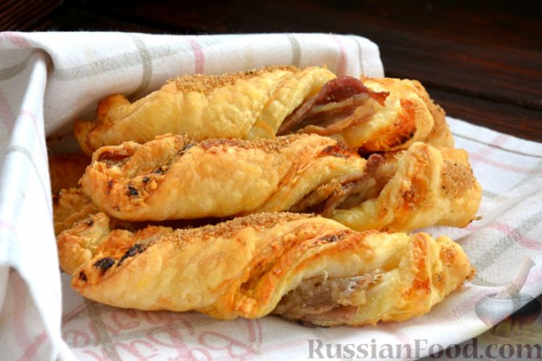 Хрустящие слоёные палочки-спиральки с беконом, сыром и пряностями
