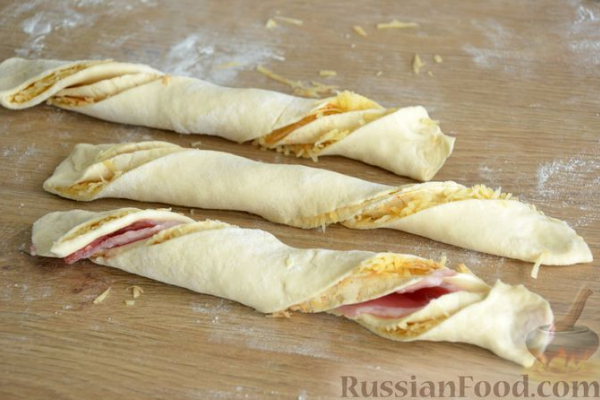Хрустящие слоёные палочки-спиральки с беконом, сыром и пряностями