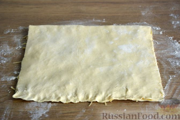 Хрустящие слоёные палочки-спиральки с беконом, сыром и пряностями