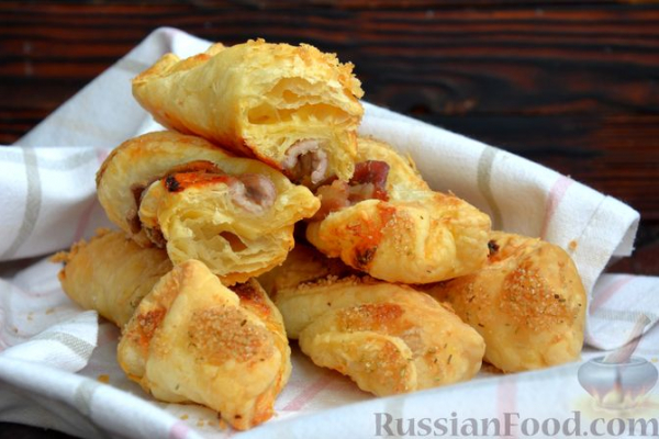 Хрустящие слоёные палочки-спиральки с беконом, сыром и пряностями