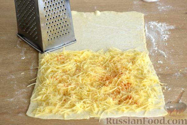Хрустящие слоёные палочки-спиральки с беконом, сыром и пряностями