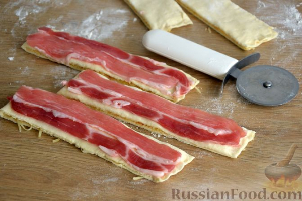 Хрустящие слоёные палочки-спиральки с беконом, сыром и пряностями