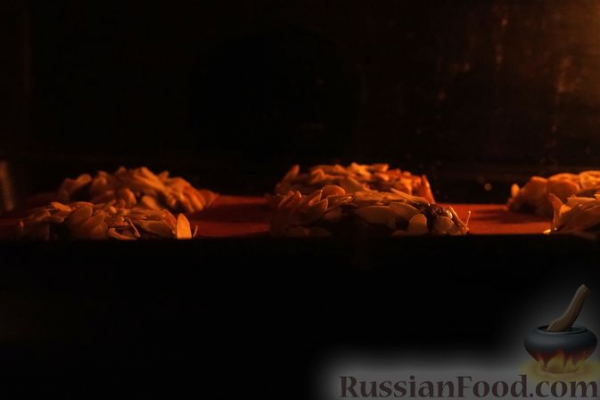 Шоколадные маффины с малиной и миндальной крошкой