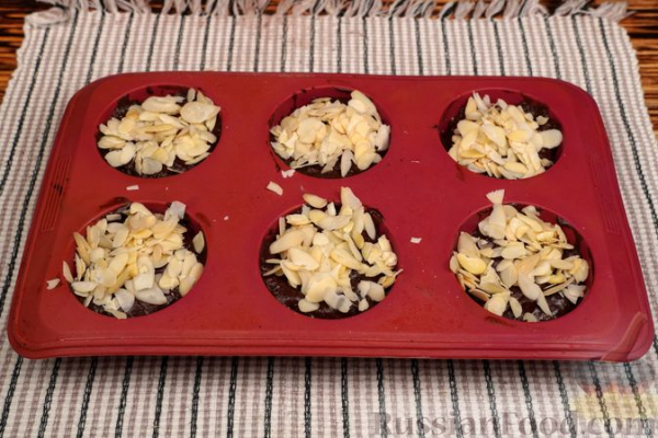 Шоколадные маффины с малиной и миндальной крошкой