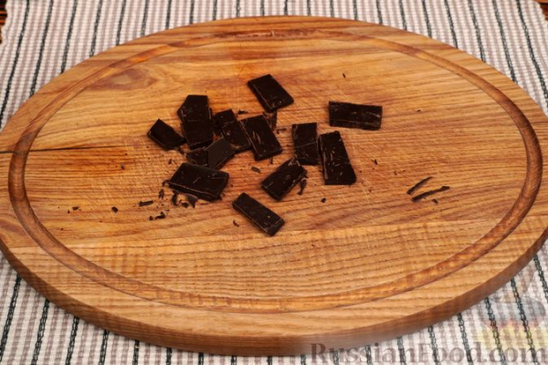 Шоколадные маффины с малиной и миндальной крошкой