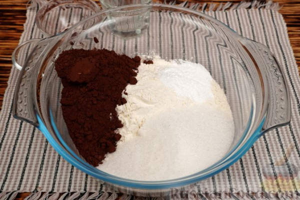 Шоколадные маффины с малиной и миндальной крошкой