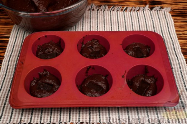 Шоколадные маффины с малиной и миндальной крошкой