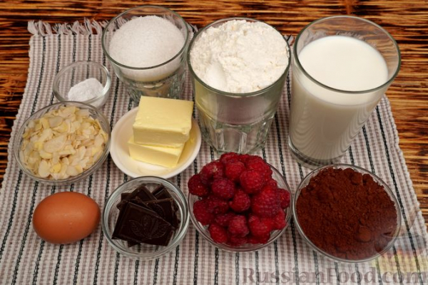 Шоколадные маффины с малиной и миндальной крошкой