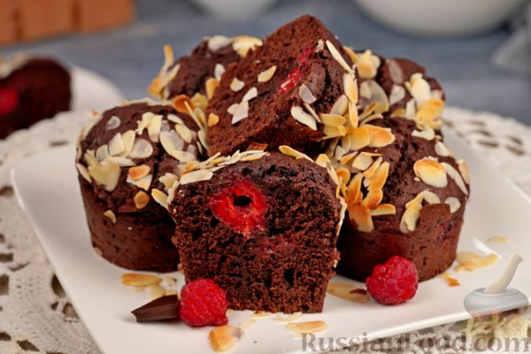 Шоколадные маффины с малиной и миндальной крошкой