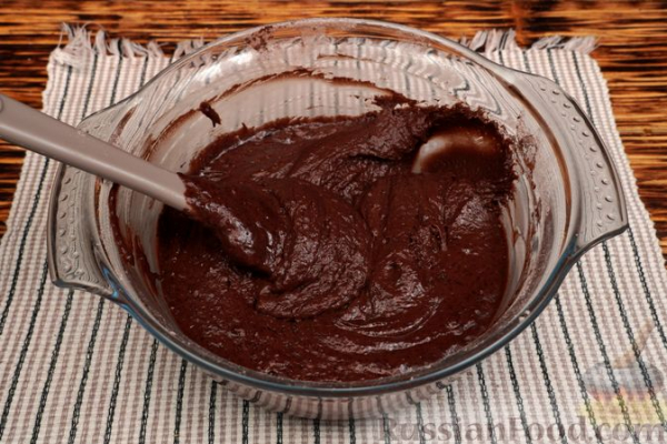 Шоколадные маффины с малиной и миндальной крошкой