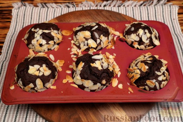 Шоколадные маффины с малиной и миндальной крошкой