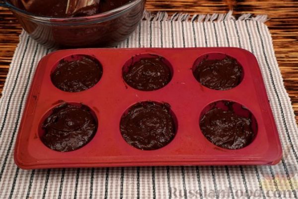 Шоколадные маффины с малиной и миндальной крошкой