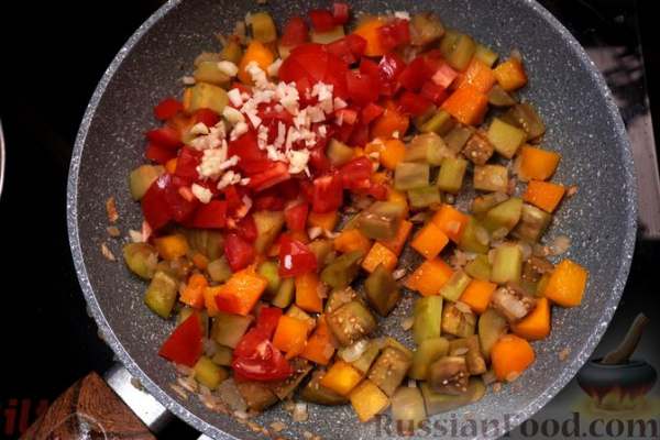 Чечевица с баклажанами, тыквой и помидорами (на сковороде)