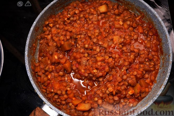 Чечевица с баклажанами, тыквой и помидорами (на сковороде)