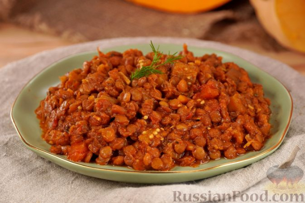 Чечевица с баклажанами, тыквой и помидорами (на сковороде)
