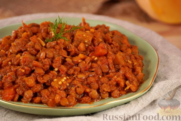 Чечевица с баклажанами, тыквой и помидорами (на сковороде)