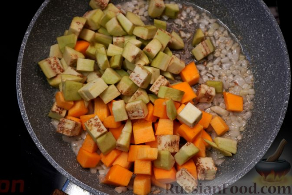 Чечевица с баклажанами, тыквой и помидорами (на сковороде)