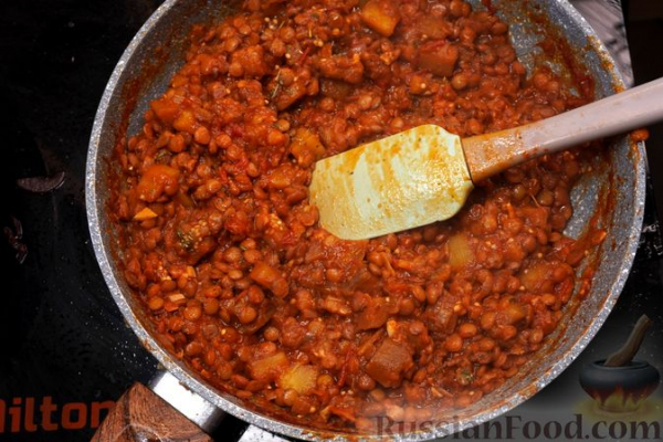 Чечевица с баклажанами, тыквой и помидорами (на сковороде)