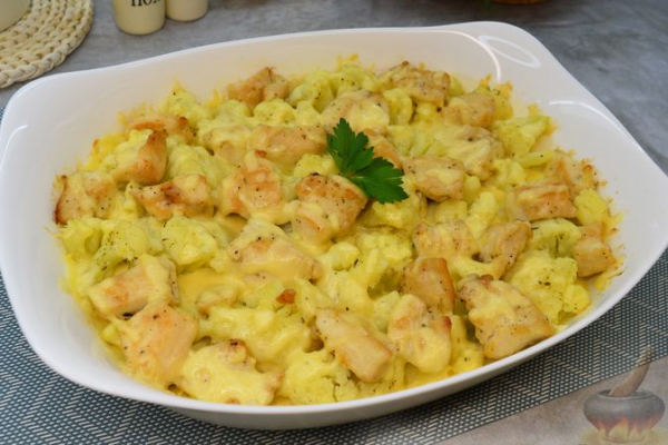Цветная капуста, запечённая с курицей и сыром