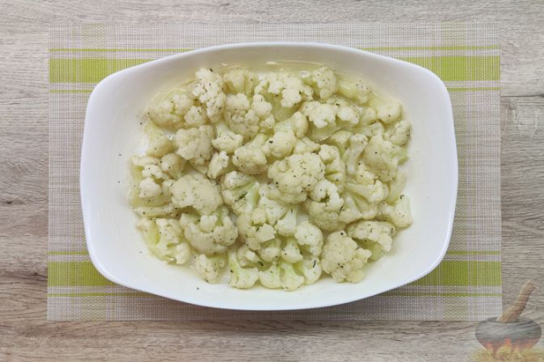 Цветная капуста, запечённая с курицей и сыром