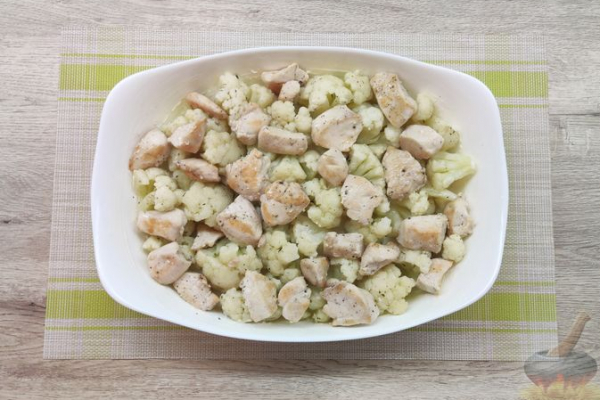 Цветная капуста, запечённая с курицей и сыром