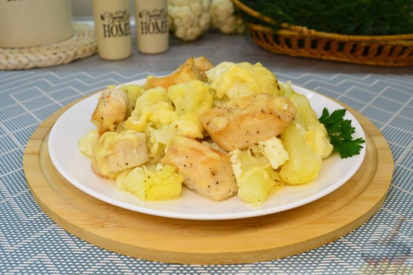 Цветная капуста, запечённая с курицей и сыром