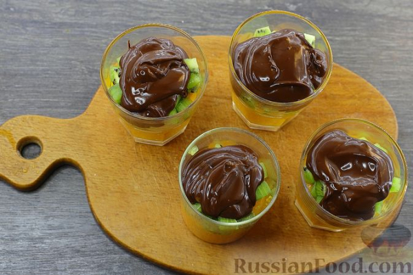 Десерт из тыквы с бананом, киви и шоколадом