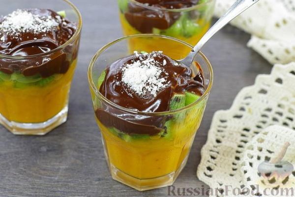 Десерт из тыквы с бананом, киви и шоколадом