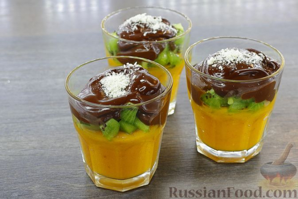 Десерт из тыквы с бананом, киви и шоколадом