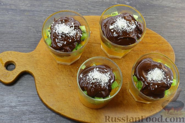 Десерт из тыквы с бананом, киви и шоколадом