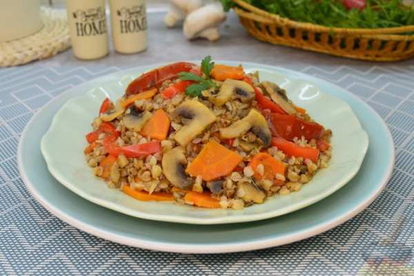 Гречка с овощами и грибами, на сковороде