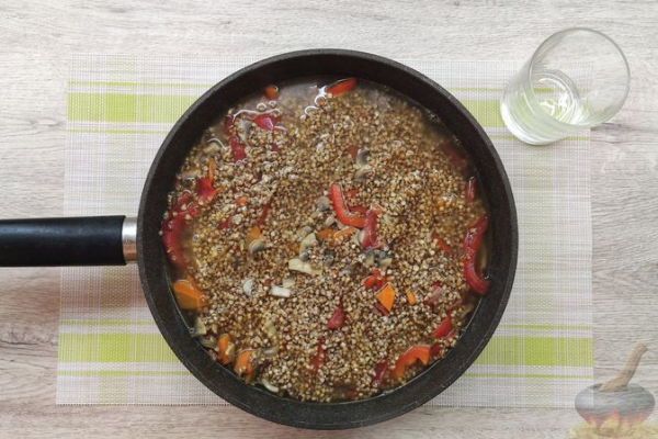 Гречка с овощами и грибами, на сковороде