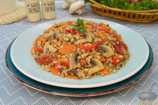 Гречка с овощами и грибами, на сковороде