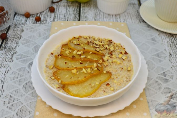 Гречневая каша на молоке, с грушей и орехами