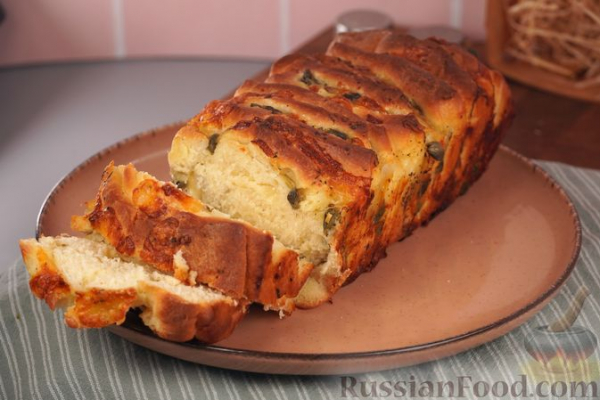 Хлеб-гармошка с сыром, базиликом и каперсами