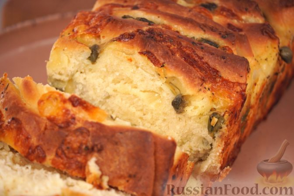 Хлеб-гармошка с сыром, базиликом и каперсами