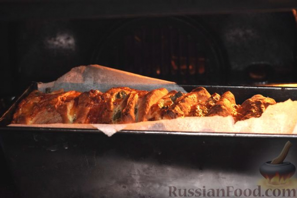 Хлеб-гармошка с сыром, базиликом и каперсами