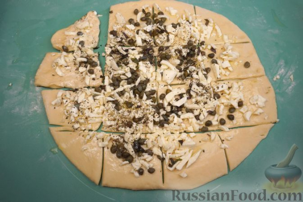 Хлеб-гармошка с сыром, базиликом и каперсами