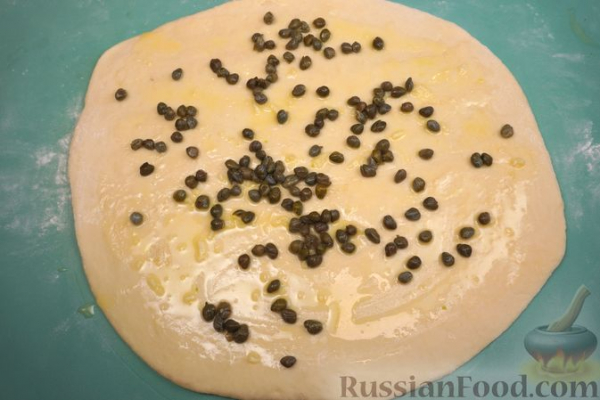 Хлеб-гармошка с сыром, базиликом и каперсами