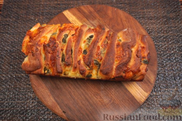 Хлеб-гармошка с сыром, базиликом и каперсами