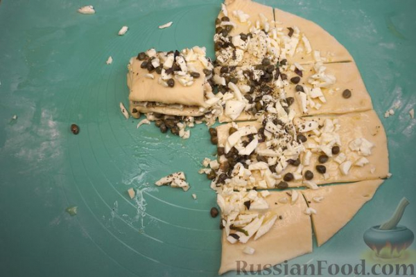 Хлеб-гармошка с сыром, базиликом и каперсами